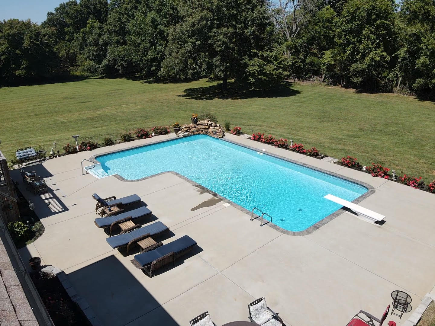 L-shaped pool in Springfield & White House, TN.